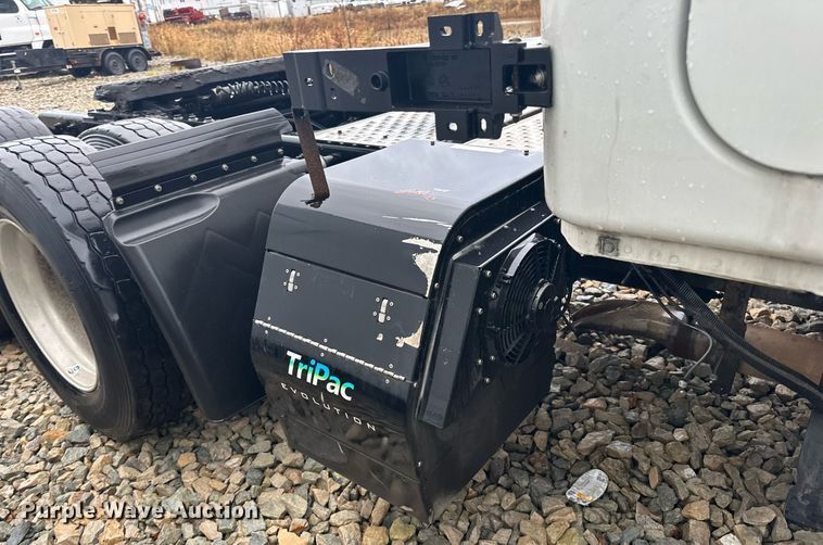 image for item YA0104 2016 Freightliner Cascadia 125 semi truck