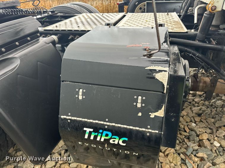 image for item YA0104 2016 Freightliner Cascadia 125 semi truck