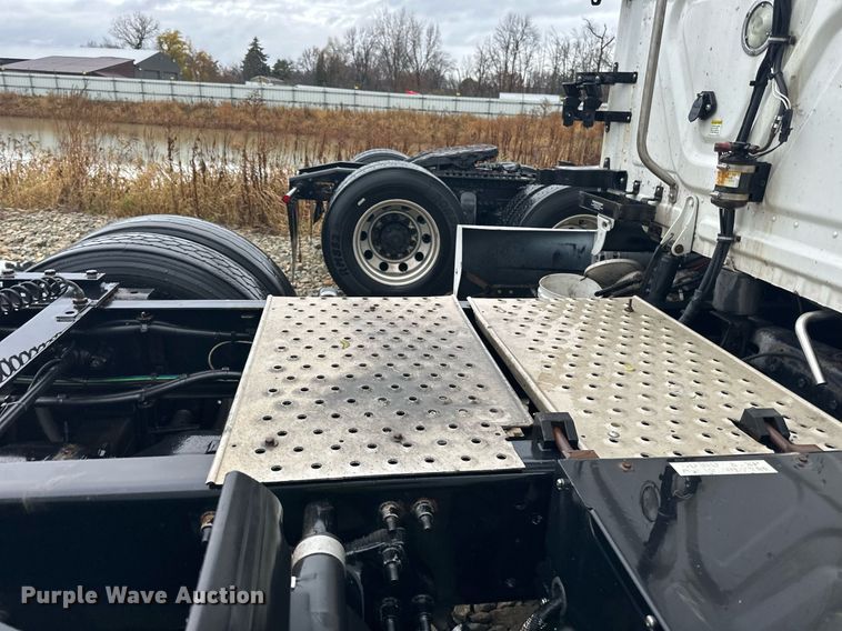 image for item YA0104 2016 Freightliner Cascadia 125 semi truck