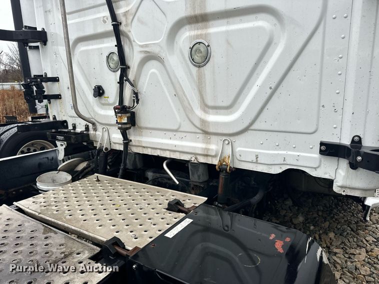 image for item YA0104 2016 Freightliner Cascadia 125 semi truck