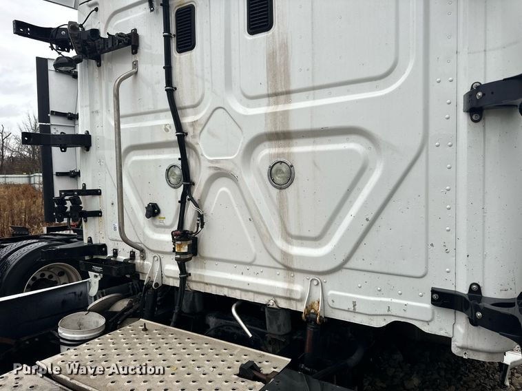 image for item YA0104 2016 Freightliner Cascadia 125 semi truck