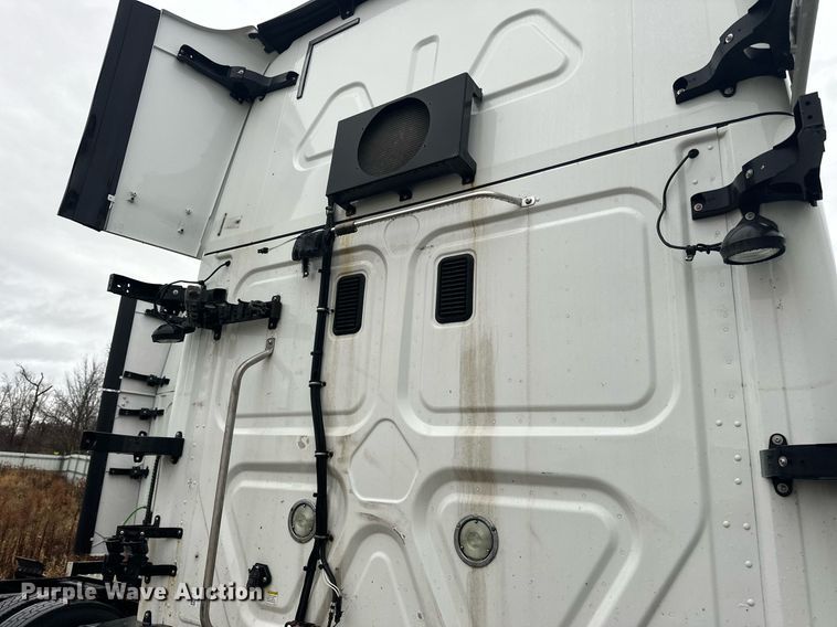 image for item YA0104 2016 Freightliner Cascadia 125 semi truck