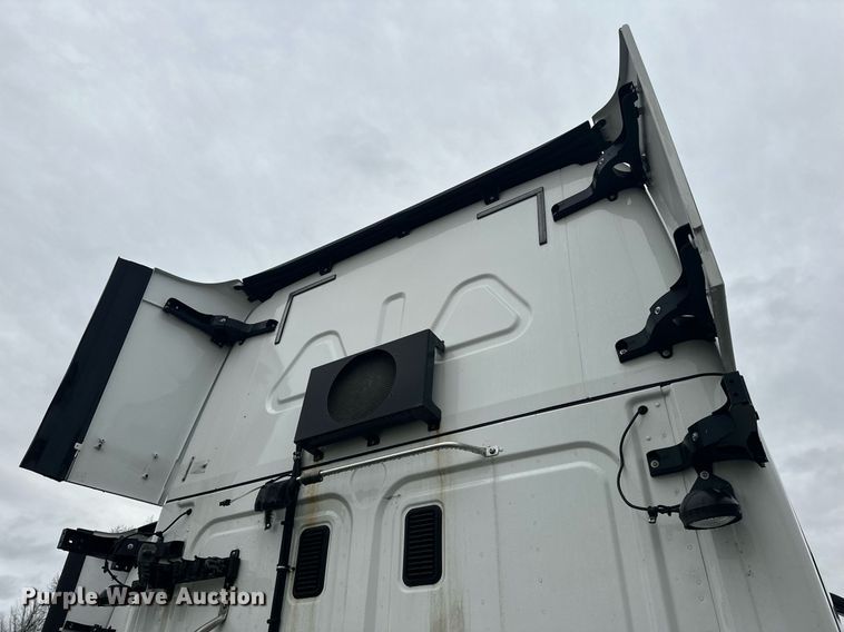 image for item YA0104 2016 Freightliner Cascadia 125 semi truck