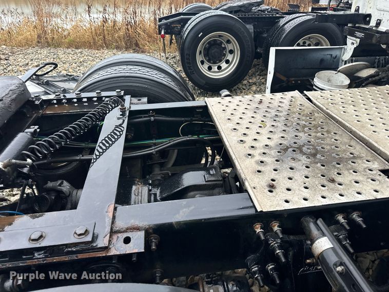 image for item YA0104 2016 Freightliner Cascadia 125 semi truck