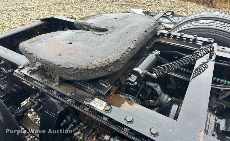 image for item YA0104 2016 Freightliner Cascadia 125 semi truck