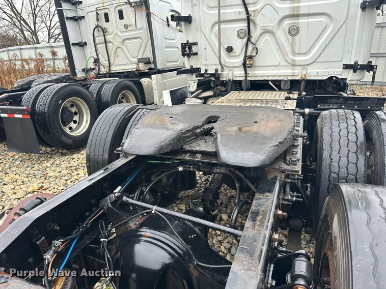 image for item YA0104 2016 Freightliner Cascadia 125 semi truck