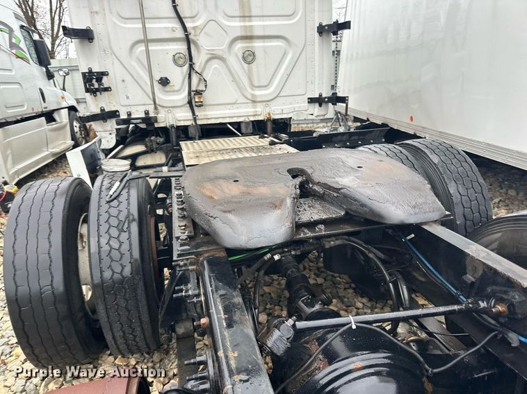 image for item YA0104 2016 Freightliner Cascadia 125 semi truck