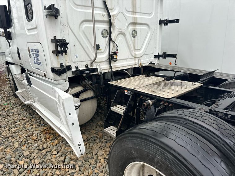 image for item YA0104 2016 Freightliner Cascadia 125 semi truck