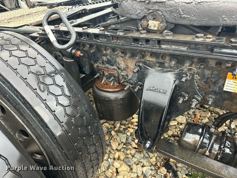 image for item YA0104 2016 Freightliner Cascadia 125 semi truck