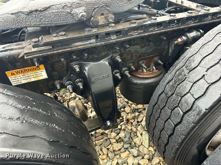 image for item YA0104 2016 Freightliner Cascadia 125 semi truck