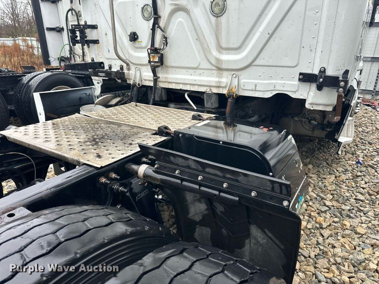 image for item YA0104 2016 Freightliner Cascadia 125 semi truck