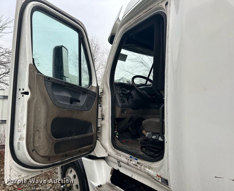 image for item YA0104 2016 Freightliner Cascadia 125 semi truck