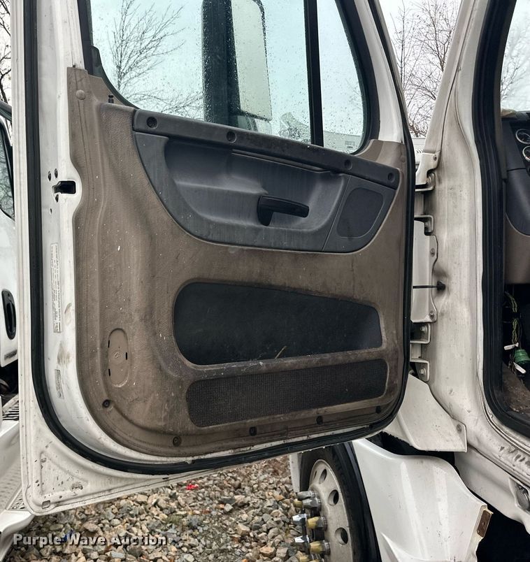 image for item YA0104 2016 Freightliner Cascadia 125 semi truck