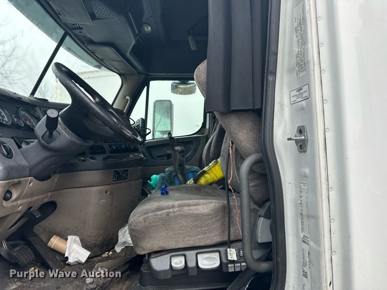 image for item YA0104 2016 Freightliner Cascadia 125 semi truck