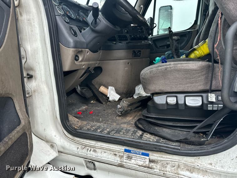 image for item YA0104 2016 Freightliner Cascadia 125 semi truck