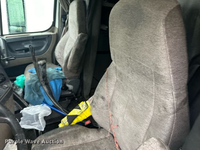 image for item YA0104 2016 Freightliner Cascadia 125 semi truck