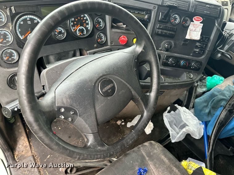 image for item YA0104 2016 Freightliner Cascadia 125 semi truck