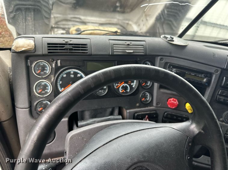 image for item YA0104 2016 Freightliner Cascadia 125 semi truck