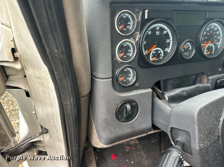 image for item YA0104 2016 Freightliner Cascadia 125 semi truck