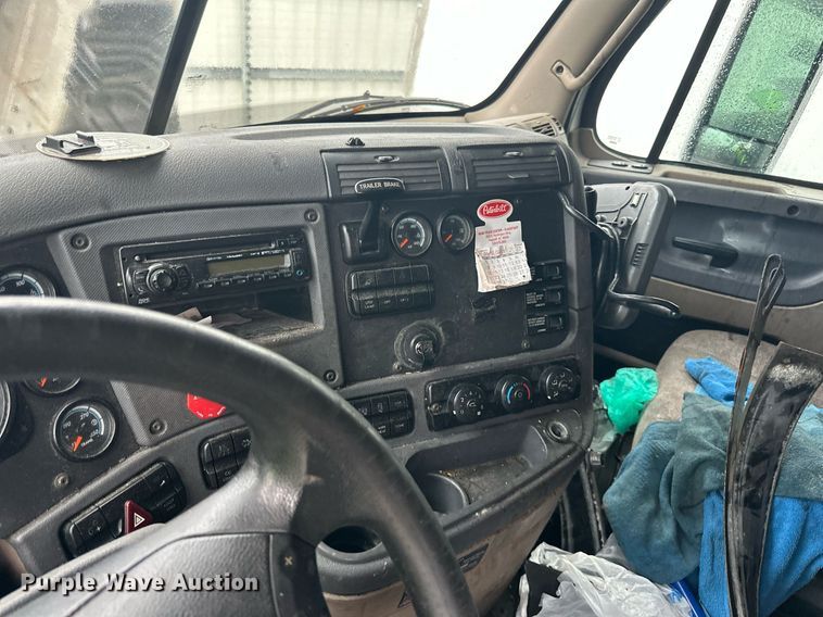 image for item YA0104 2016 Freightliner Cascadia 125 semi truck