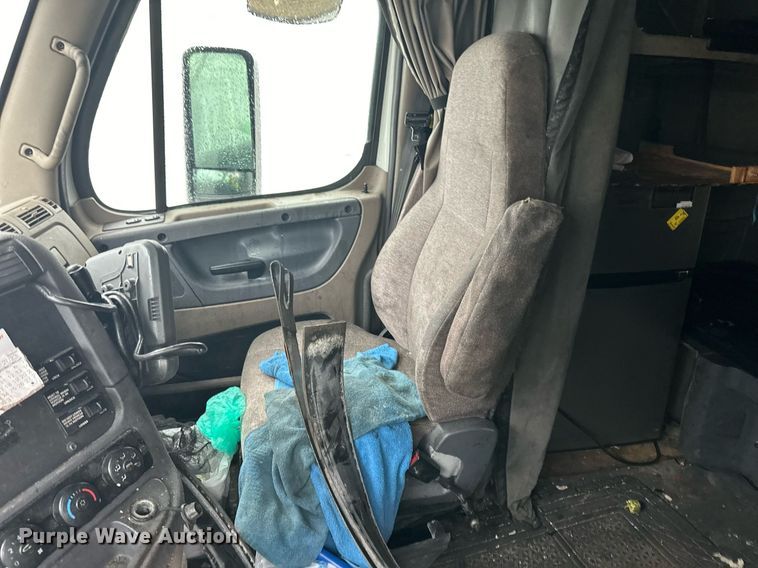 image for item YA0104 2016 Freightliner Cascadia 125 semi truck