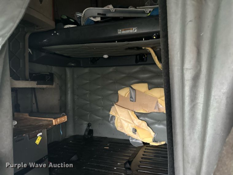 image for item YA0104 2016 Freightliner Cascadia 125 semi truck