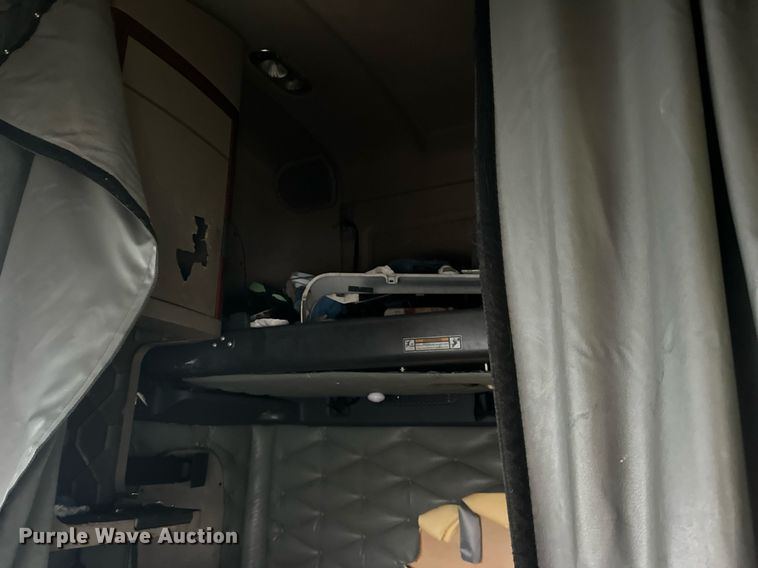 image for item YA0104 2016 Freightliner Cascadia 125 semi truck