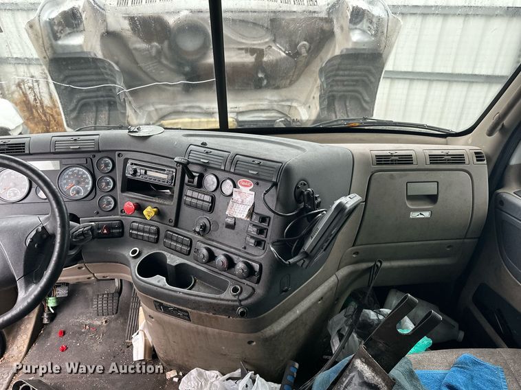 image for item YA0104 2016 Freightliner Cascadia 125 semi truck