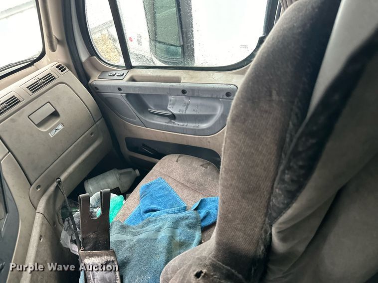 image for item YA0104 2016 Freightliner Cascadia 125 semi truck