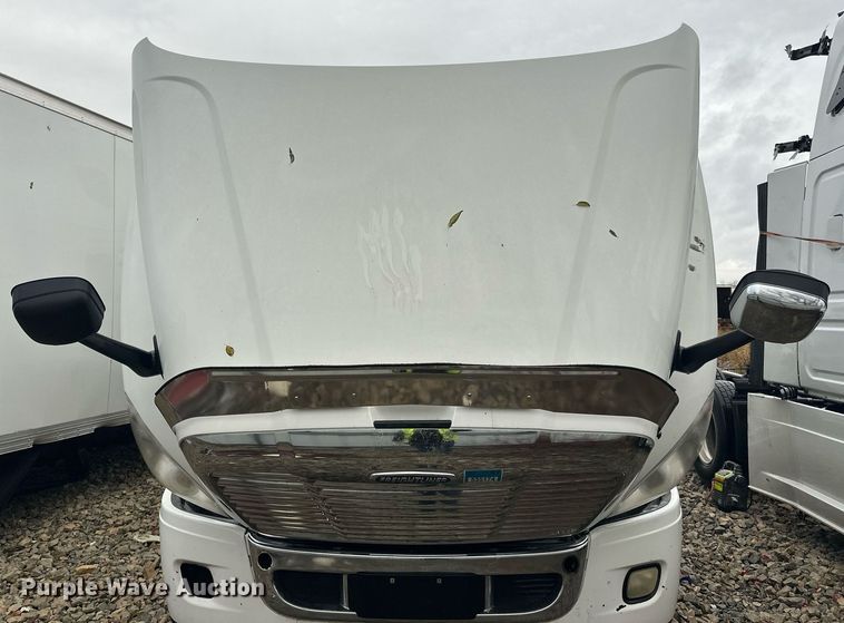 image for item YA0104 2016 Freightliner Cascadia 125 semi truck