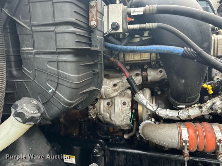 image for item YA0104 2016 Freightliner Cascadia 125 semi truck