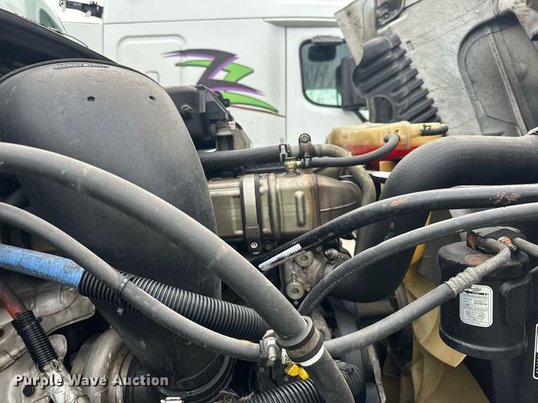 image for item YA0104 2016 Freightliner Cascadia 125 semi truck