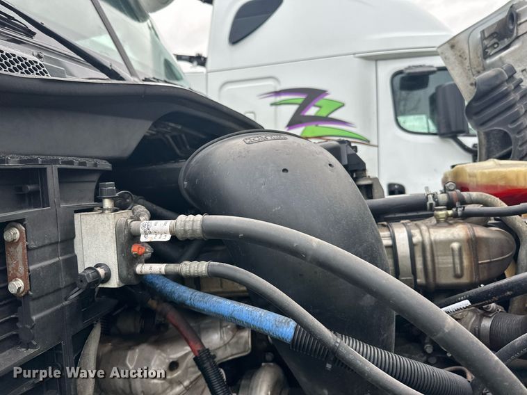 image for item YA0104 2016 Freightliner Cascadia 125 semi truck