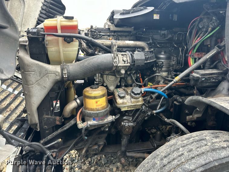 image for item YA0104 2016 Freightliner Cascadia 125 semi truck