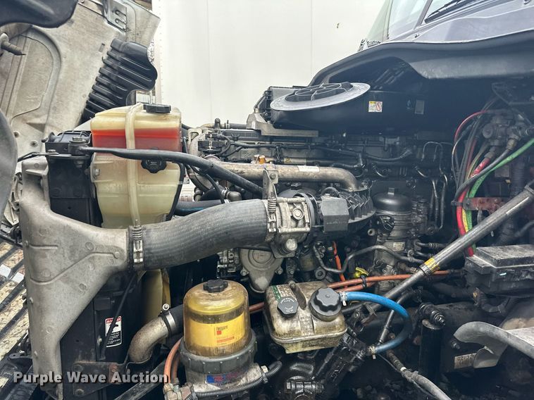 image for item YA0104 2016 Freightliner Cascadia 125 semi truck