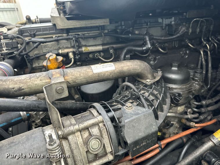 image for item YA0104 2016 Freightliner Cascadia 125 semi truck