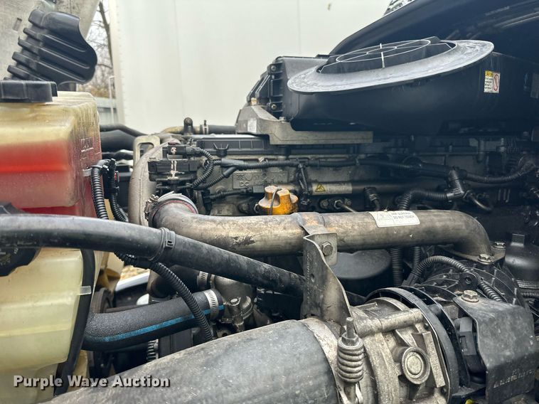 image for item YA0104 2016 Freightliner Cascadia 125 semi truck