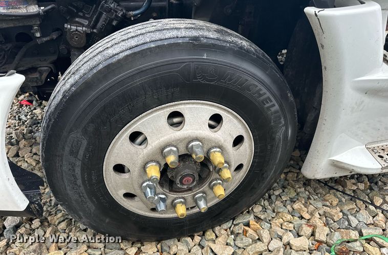 image for item YA0104 2016 Freightliner Cascadia 125 semi truck