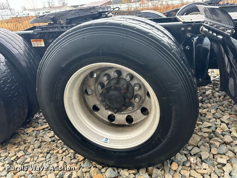 image for item YA0104 2016 Freightliner Cascadia 125 semi truck