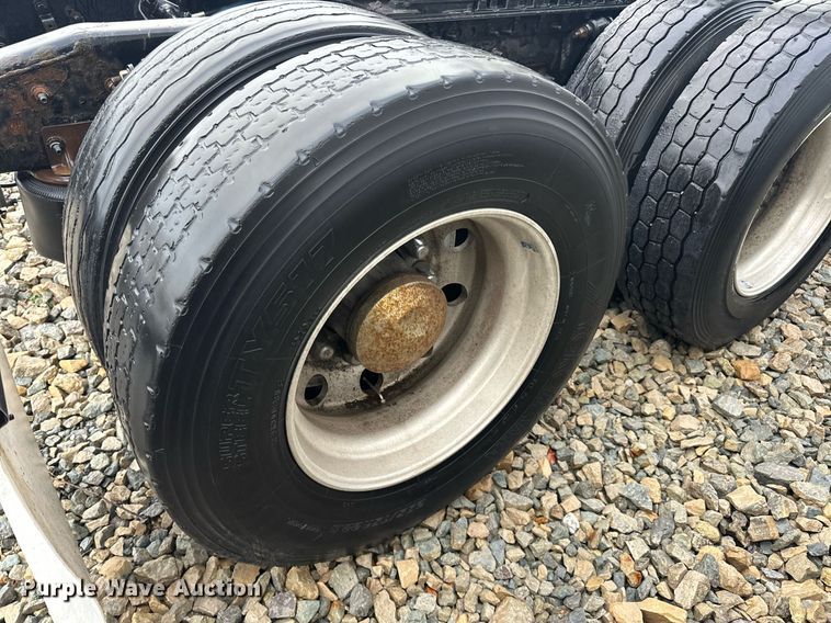 image for item YA0104 2016 Freightliner Cascadia 125 semi truck