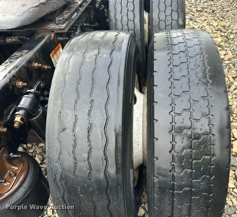 image for item YA0104 2016 Freightliner Cascadia 125 semi truck