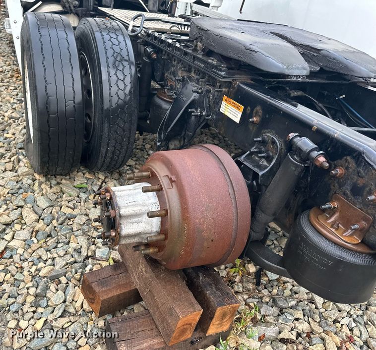 image for item YA0104 2016 Freightliner Cascadia 125 semi truck