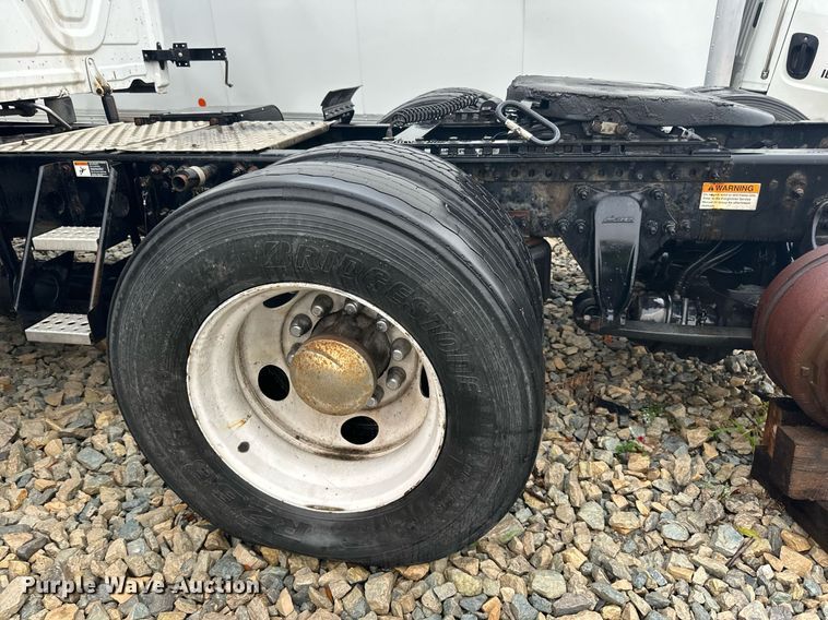 image for item YA0104 2016 Freightliner Cascadia 125 semi truck