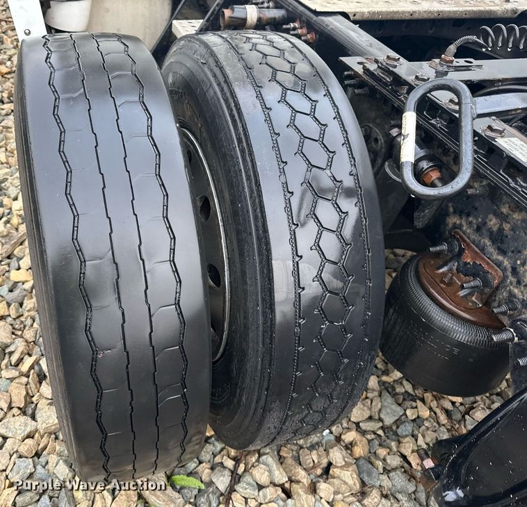 image for item YA0104 2016 Freightliner Cascadia 125 semi truck