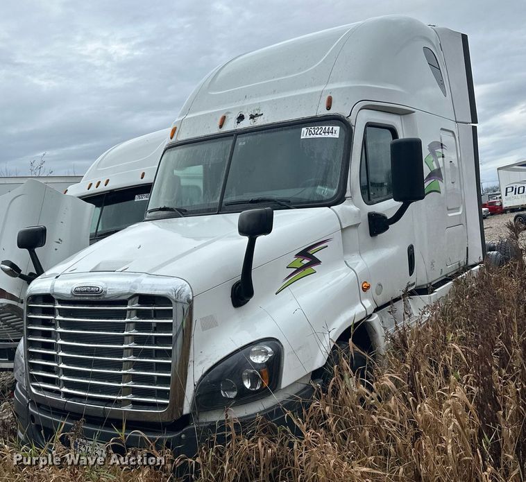 image for item YA0105 2014 Freightliner Cascadia 125 semi truck