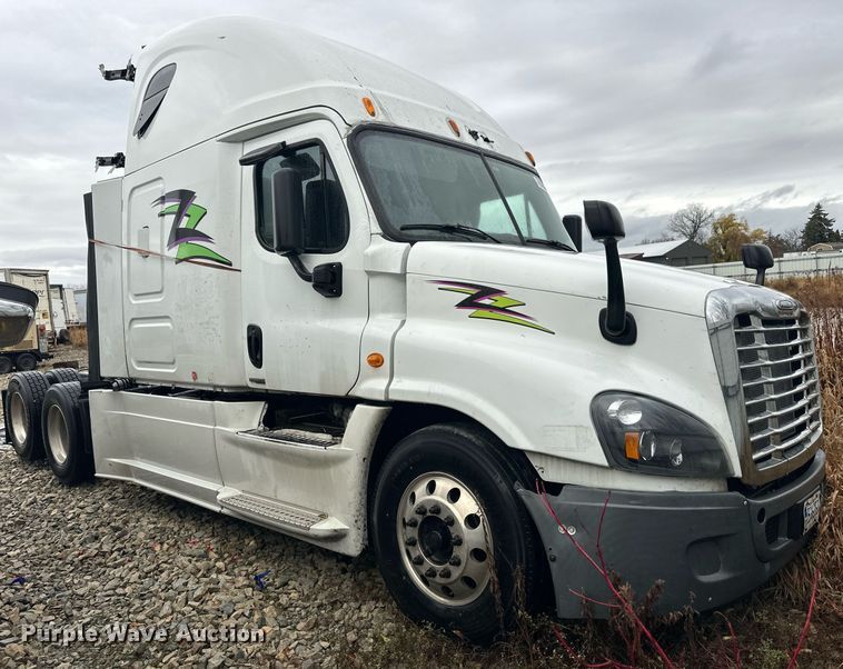 image for item YA0105 2014 Freightliner Cascadia 125 semi truck