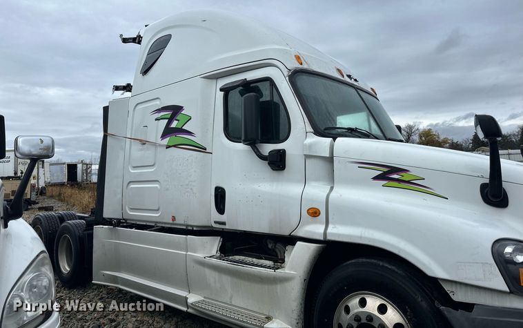 image for item YA0105 2014 Freightliner Cascadia 125 semi truck