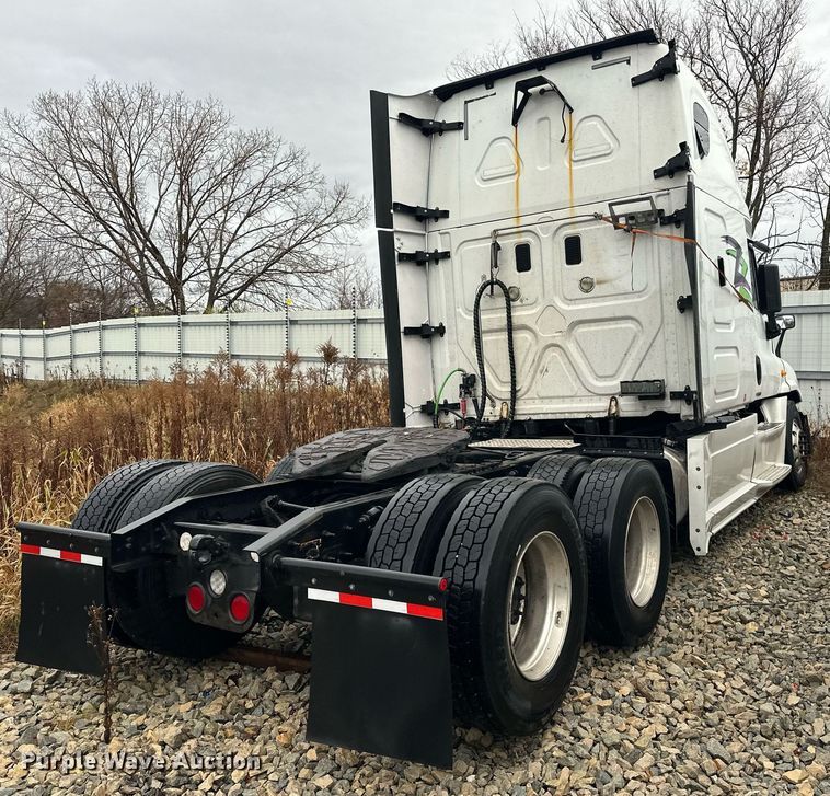image for item YA0105 2014 Freightliner Cascadia 125 semi truck
