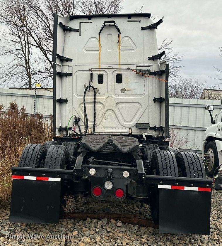 image for item YA0105 2014 Freightliner Cascadia 125 semi truck