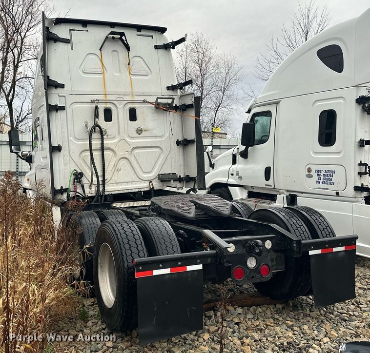 image for item YA0105 2014 Freightliner Cascadia 125 semi truck